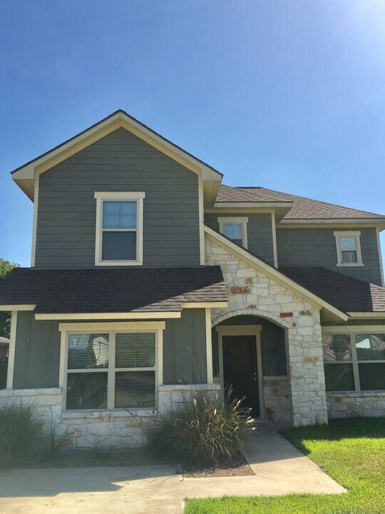 1206 Phoenix St in College Station, TX - Building Photo