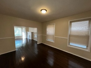 2879 E 77th St in Chicago, IL - Foto de edificio - Building Photo