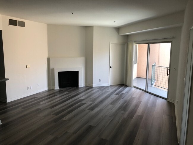 1200 Mansfield N Ave, Unit 208 in Los Angeles, CA - Building Photo - Building Photo