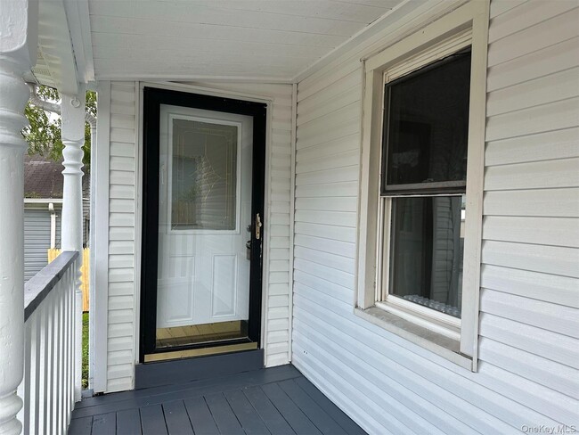 303 Nassau Rd in Huntington, NY - Building Photo - Building Photo