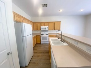 634 Pacific Cascades Dr in Henderson, NV - Building Photo - Building Photo