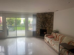 7 Village Ln in Woodbury, NY - Building Photo - Building Photo