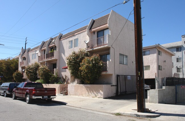 7340 Haskell Ave in Van Nuys, CA - Building Photo - Building Photo