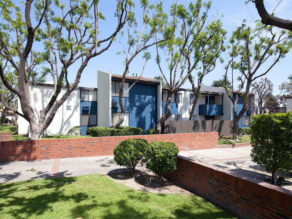 Claremont Park in Claremont, CA - Building Photo