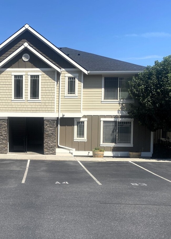 property at 230 E Farnham Ave
