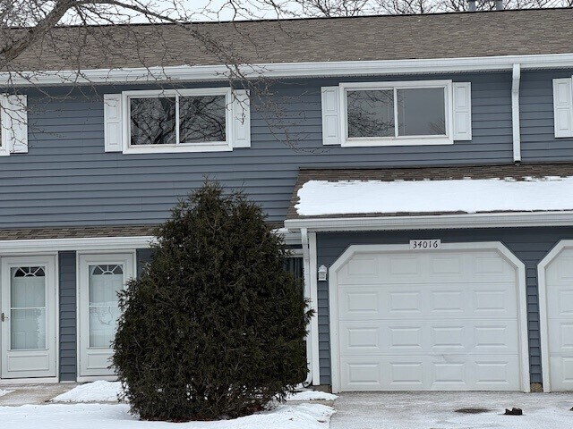 34016 N White Oak Ln in Gurnee, IL - Building Photo