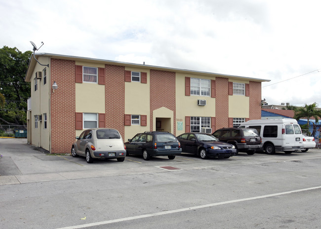 7021 W 14th Ct in Hialeah, FL - Foto de edificio - Building Photo