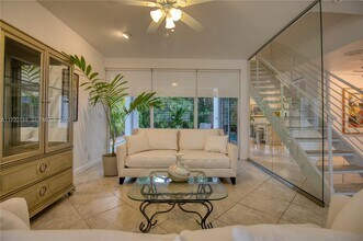 2200 Lincoln Ave in Miami, FL - Foto de edificio - Building Photo