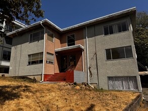 611 Fernhill Rd in Victoria, BC - Building Photo - Building Photo