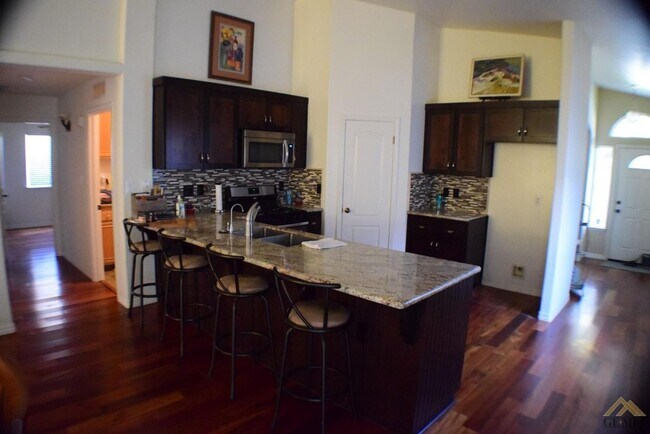 9404 Millikan Way in Bakersfield, CA - Building Photo - Building Photo