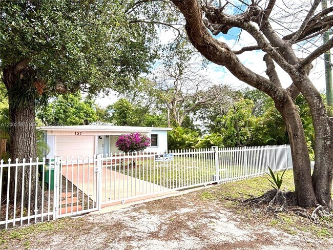 151 NW 165th St in Miami, FL - Building Photo - Building Photo