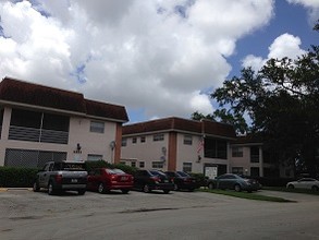 Miramar Club in Miramar, FL - Foto de edificio - Building Photo