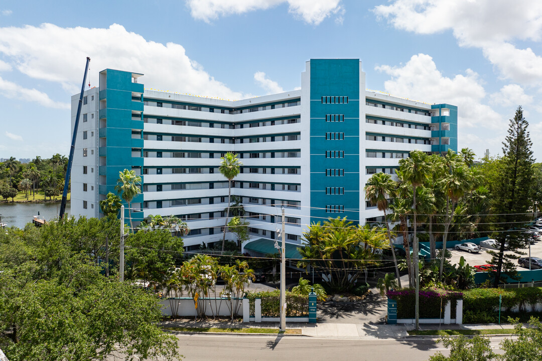 River Run Yacht Club Condominiums in Miami, FL - Building Photo