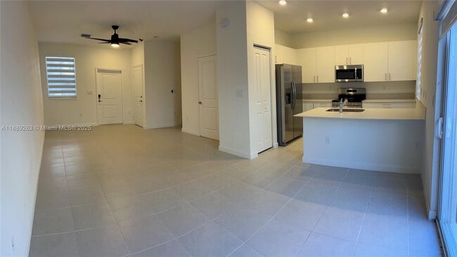 2451 SE 28th St in Homestead, FL - Building Photo - Building Photo