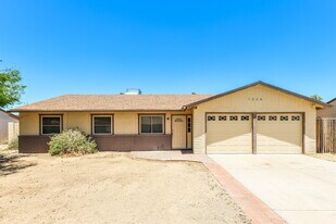 7008 W Canterbury Dr in Peoria, AZ - Building Photo