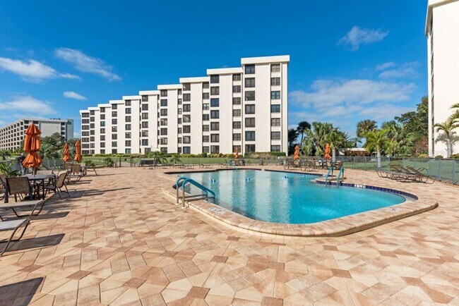 5770 Midnight Pass Rd in Siesta Key, FL - Foto de edificio - Building Photo