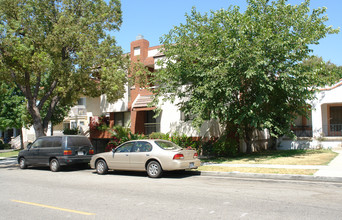 431 W Lexington Dr in Glendale, CA - Building Photo - Building Photo