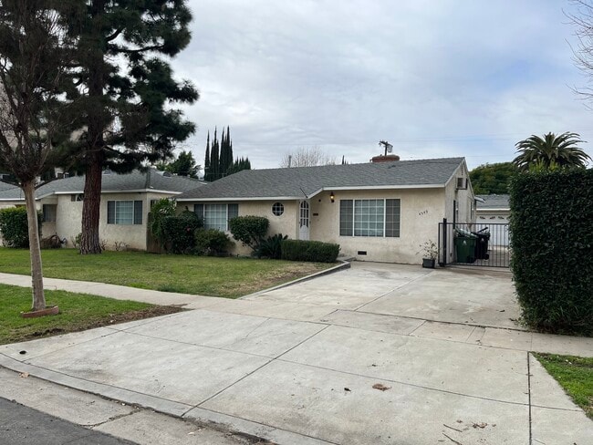 4549 Vista del Monte Ave in Sherman Oaks, CA - Foto de edificio - Building Photo