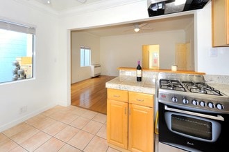 1650 Winona Blvd, Unit 1 in Los Angeles, CA - Building Photo - Building Photo