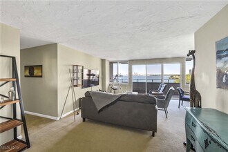 12900 Lake Ave in Lakewood, OH - Building Photo - Building Photo
