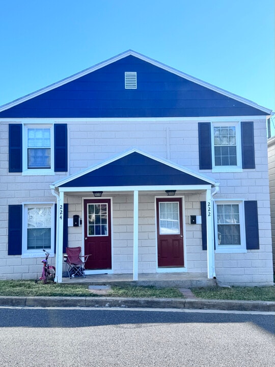 224 Dingledine St in Woodstock, VA - Foto de edificio