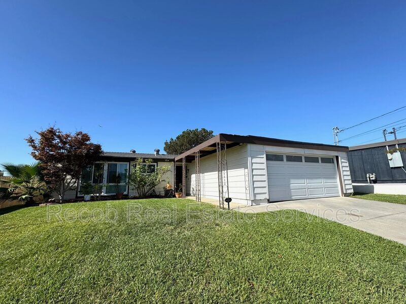3452 Lockwood Dr in San Diego, CA - Building Photo