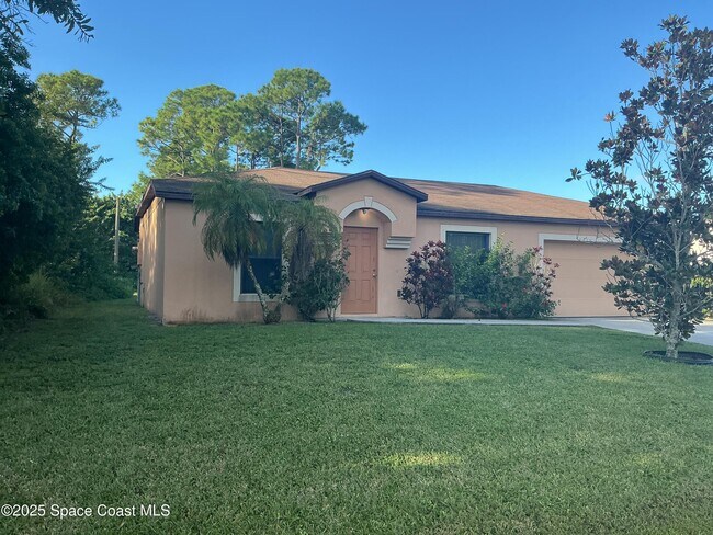 376 Americana Blvd NE in Palm Bay, FL - Foto de edificio - Building Photo