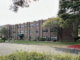 704 Elm Pl, Unit J06W in Highland Park, IL - Building Photo