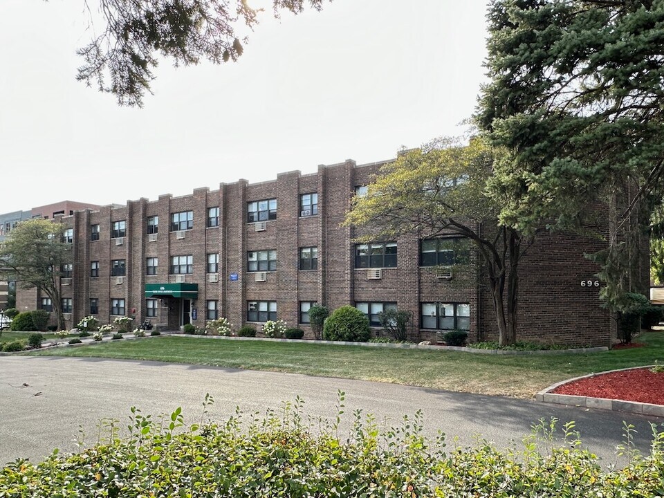 704 Elm Pl, Unit J06W in Highland Park, IL - Foto de edificio