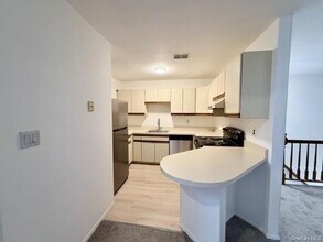 42 Greenmeadow Dr in Babylon, NY - Building Photo - Building Photo