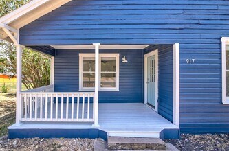 917 W 4th St in Taylor, TX - Building Photo - Building Photo