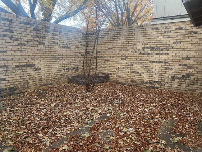 501 Towne House Ln in Richardson, TX - Foto de edificio - Building Photo