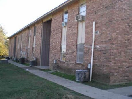 800 W Washington St in Clarksville, TX - Foto de edificio - Building Photo