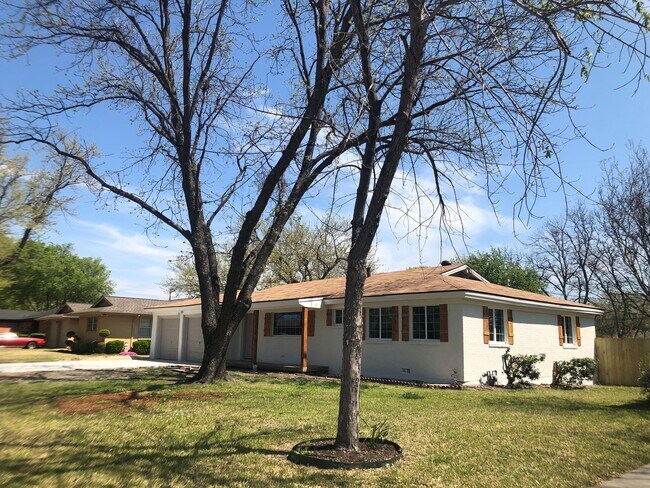 1005 Park Center St in Benbrook, TX - Building Photo - Building Photo