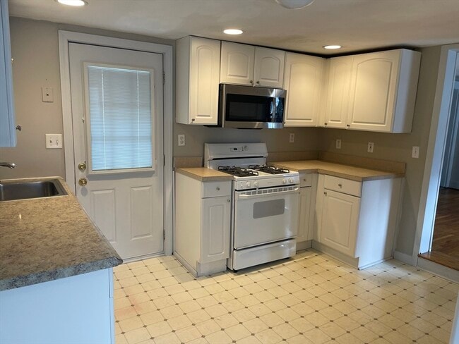 102 Village St in Medway, MA - Building Photo - Building Photo