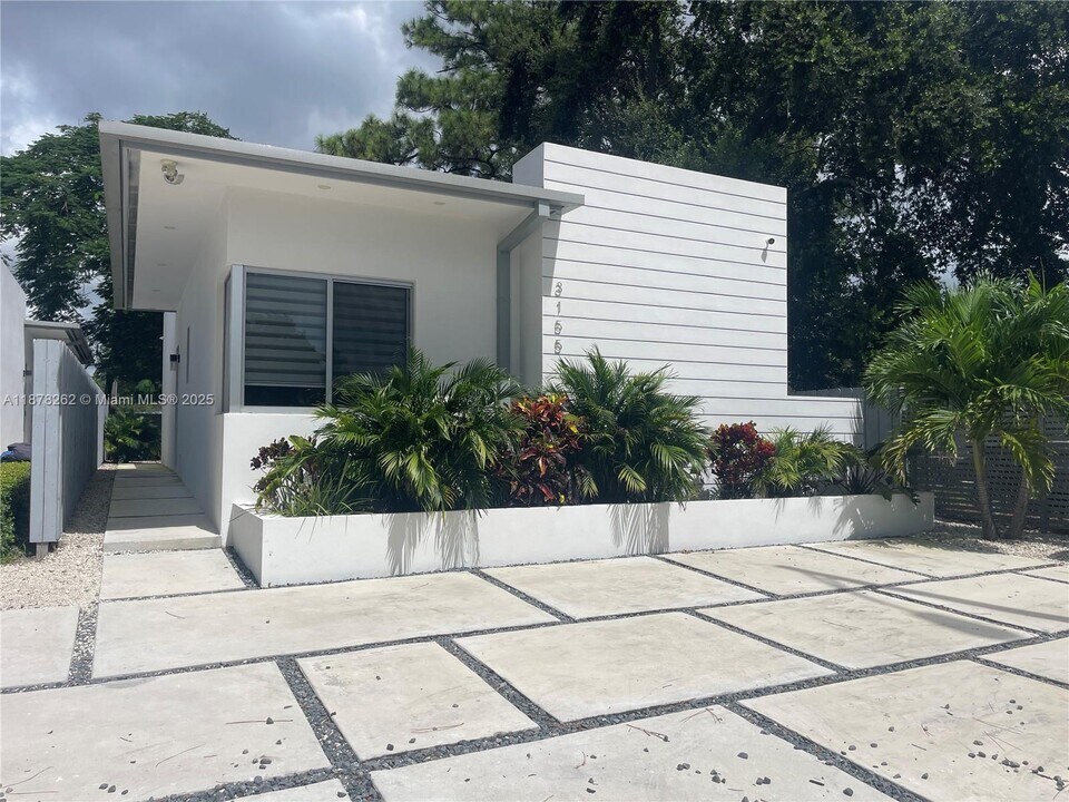 3155 NW 103rd St in Miami, FL - Building Photo