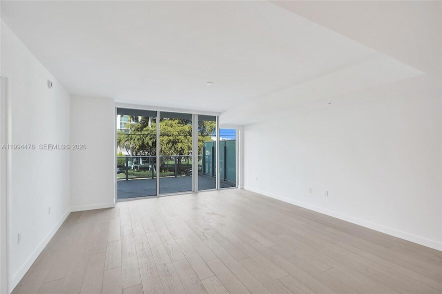 9221 E Bay Harbor Dr, Unit 210 in Bay Harbor Islands, FL - Foto de edificio