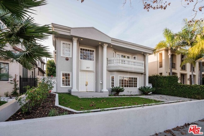 257 S Oakhurst Dr in Beverly Hills, CA - Building Photo - Building Photo