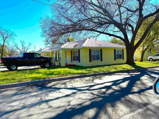 800 Vanderveer in Burnet, TX - Building Photo - Building Photo