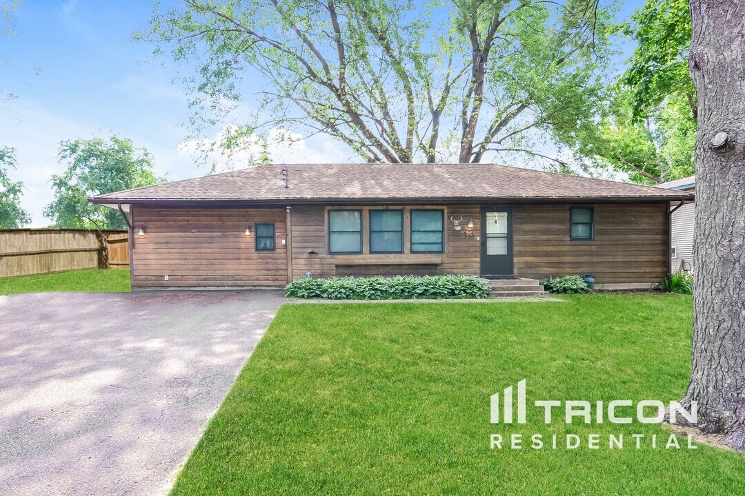 1543 8th St SE in Forest Lake, MN - Building Photo