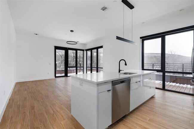 300 Arno Dr in Beacon, NY - Building Photo - Building Photo