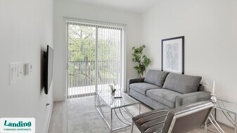 650 E Sycamore St in Denton, TX - Building Photo