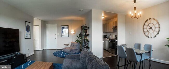 1300 S Arlington Ridge Rd in Arlington, VA - Building Photo - Building Photo