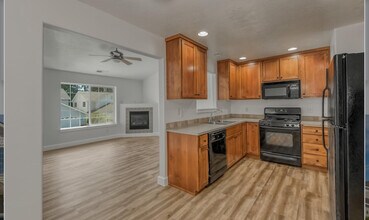 138 Weldwood Dr, Unit 138 in Lebanon, OR - Building Photo - Building Photo