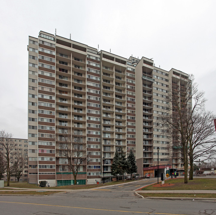 Summit Place in Oshawa, ON - Building Photo