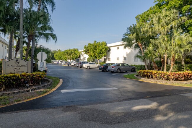 International Club Condominiums in Delray Beach, FL - Building Photo - Building Photo