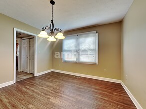 121 Old Carriage Dr in Englewood, OH - Building Photo - Building Photo