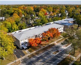 1250 W Nine Mile Rd in Ferndale, MI - Building Photo - Building Photo