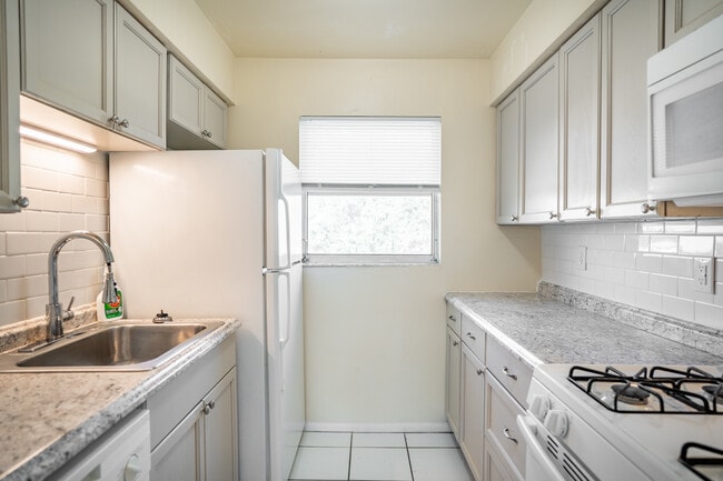 Midway Court Apartments in Clearwater, FL - Building Photo - Interior Photo