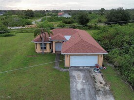 428 Chamonix Ave S in Lehigh Acres, FL - Building Photo